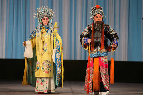 老生艺术家于魁智饰演刘备,特邀北京京剧院一级演员朱强饰演乔玄,大连