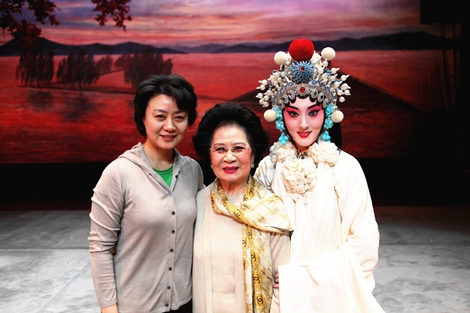 刘秀荣,李胜素,朱虹三代艺术家合影