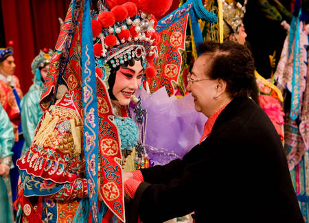 著名京剧表演艺术家杜近芳祝贺董圆圆演出成功