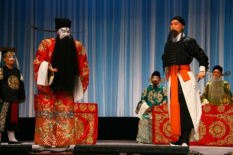 院一团团长李胜素扮戏登台