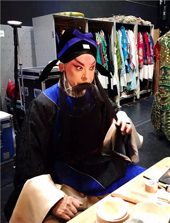 将相同心感天地 生净辉映撼英伦 --于魁智、杨