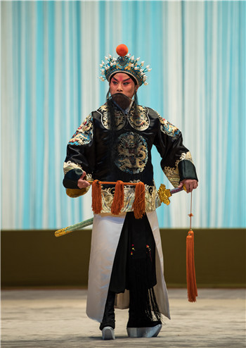 饰演薛仁贵的是国家一级老生演员黄炳强.中年演员带着青年演