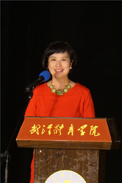 演出前,徐畅书记给同学们带来了京剧知识讲座.