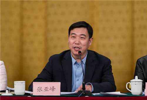 随后,剧院副院长张亚峰,党委副书记,纪委书记魏丽云,副院长袁慧琴按照