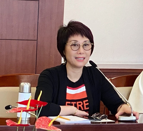 艺术家代表董圆圆发言