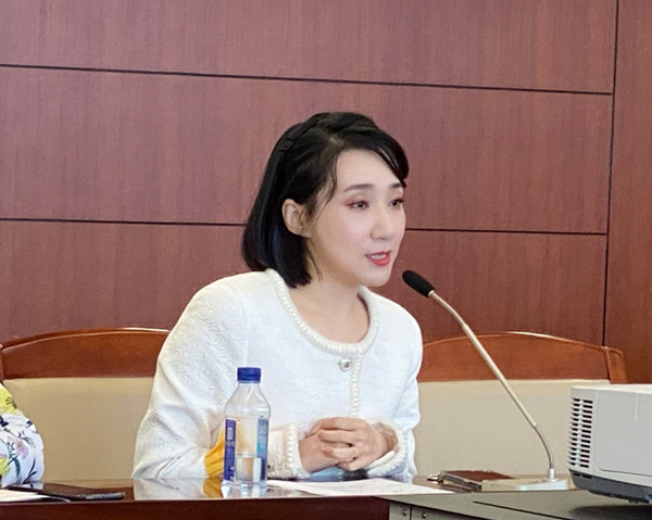 艺术家代表张佳春发言